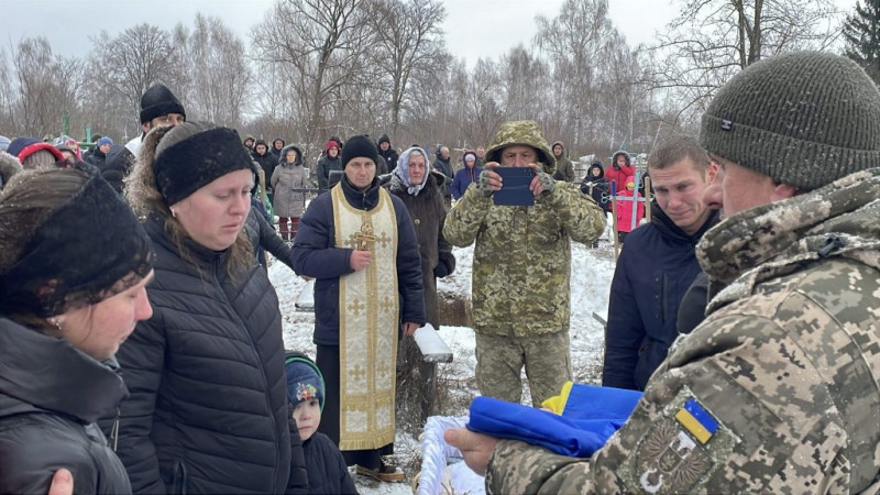 Залишилася тримісячна дитина: на Чернігівщині попрощалися із загиблим воїном, який нещодавно одружився