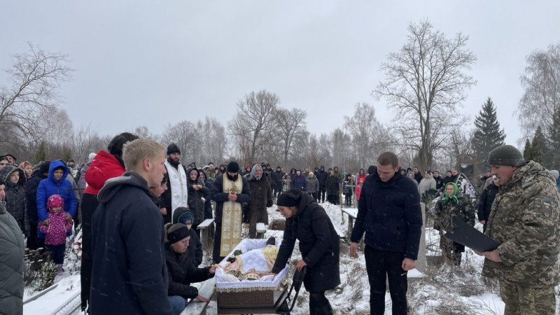 Залишилася тримісячна дитина: на Чернігівщині попрощалися із загиблим воїном, який нещодавно одружився