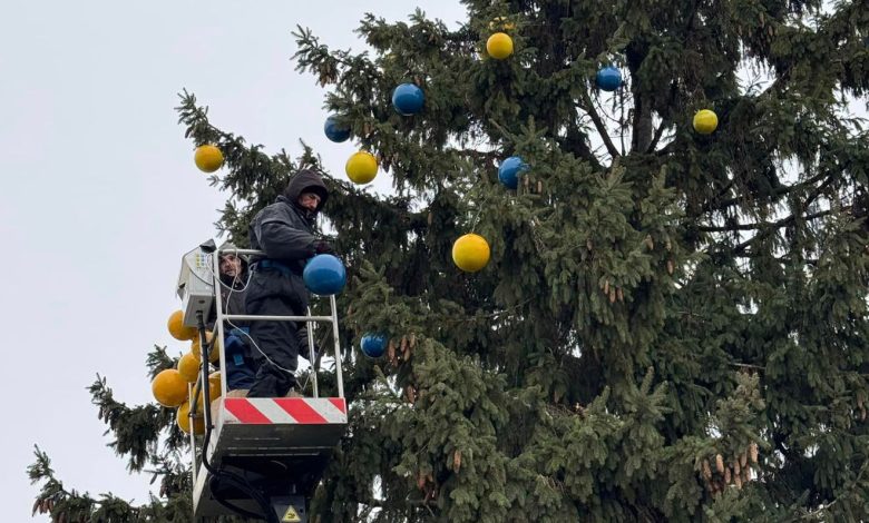 Жовто-блакитні кульки та тризуб на верхівці: в Городні прикрашають ялинку Незламності (Фото)