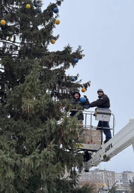 Жовто-блакитні кульки та тризуб на верхівці: в Городні прикрашають ялинку Незламності (Фото)