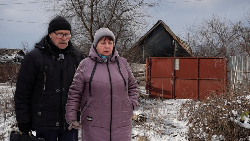 В'яжуть шкарпетки та плетуть маскувальні сітки: подружжя з Чернігівщини, яке втратило будинок, допомагає військовим