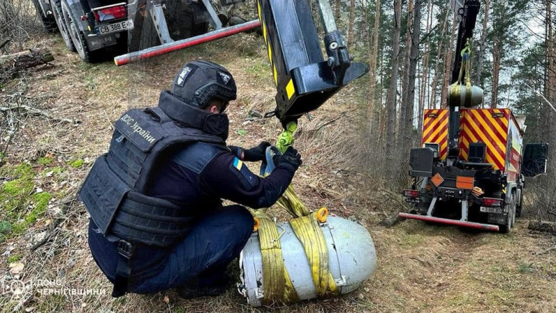 На Чернігівщині в лісі виявили бойову частину ракети