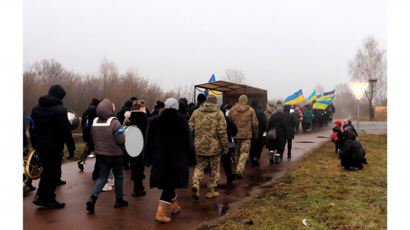 Отримав поранення несумісне з життям: на Чернігівщині в останню путь провели військового Олексія Медведя