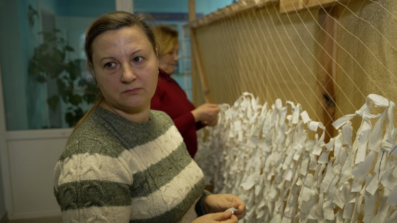 В'яжуть шкарпетки та плетуть маскувальні сітки: подружжя з Чернігівщини, яке втратило будинок, допомагає військовим