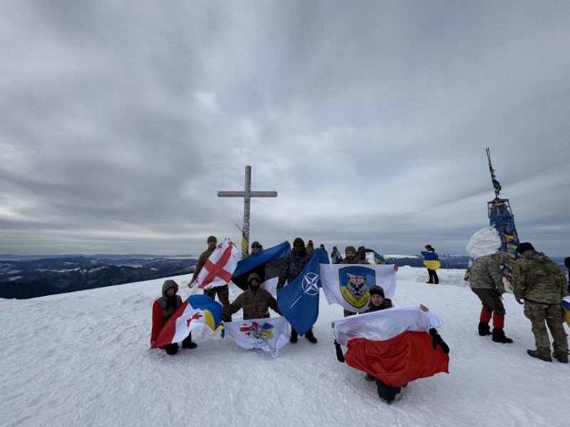 До Дня Соборності над Україною підняли прапори восьми країн світу і всіх оперативних командувань ЗСУ