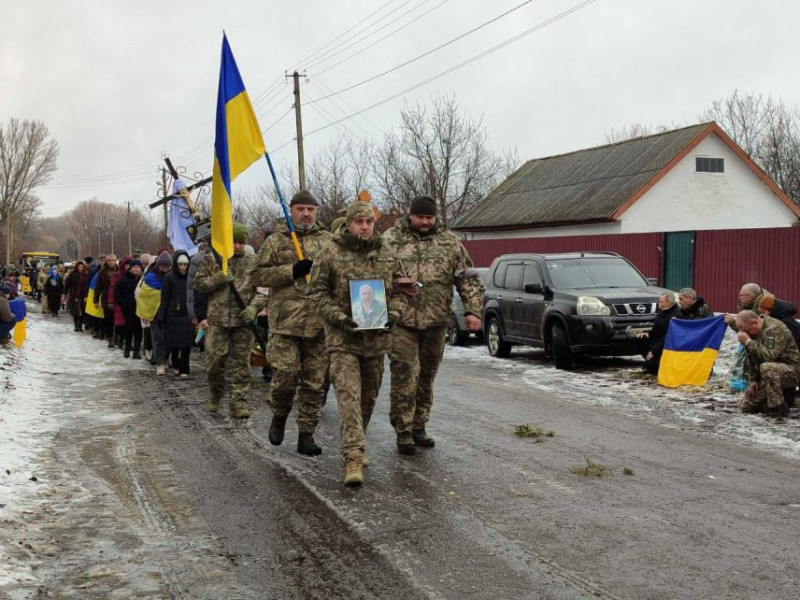 Майже місяць лікарі боролися за життя: на Чернігівщині попрощалися з воїном