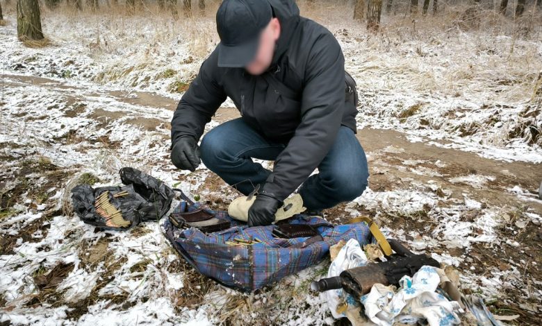 Поліція Чернігівщини ліквідувала канал постачання зброї, боєприпасів та вибухівки (Фото)