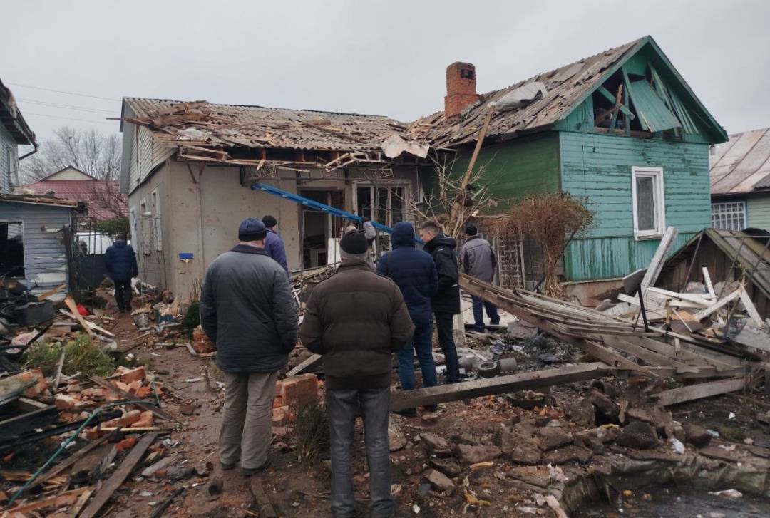 У Чернігові триває ліквідація наслідків після атаки ворожих безпілотників