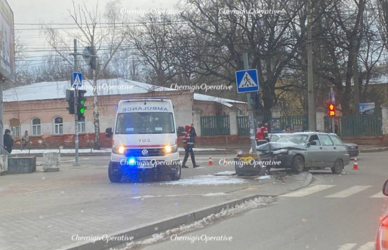 Вчинив ДТП і залишив автівку: на перехресті в Чернігові сталася аварія (Фото)