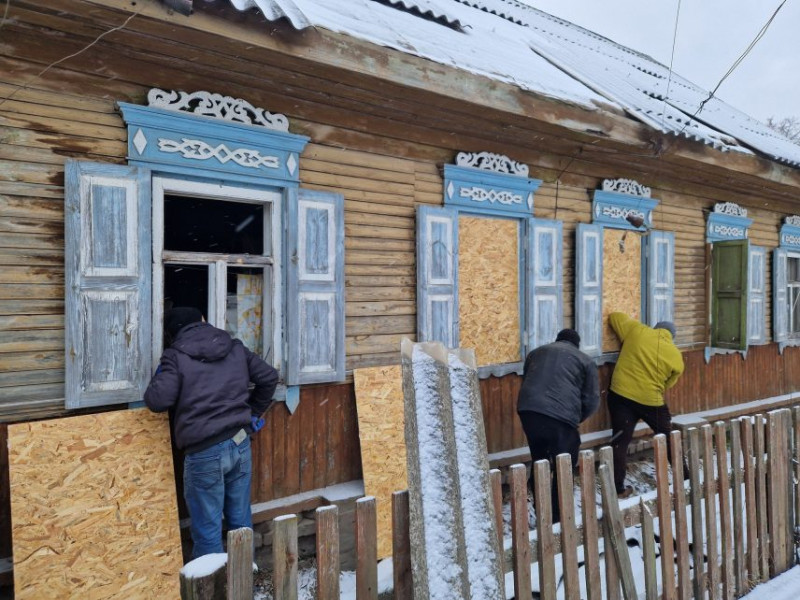 Вибиті вікна та понівечені дахи: наслідки влучання КАБів по Семеніці (Фото)