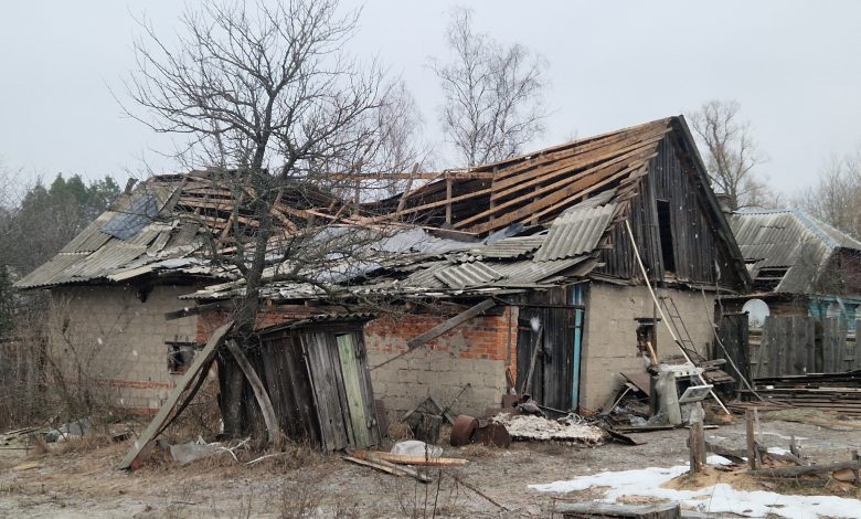 Вибиті вікна та понівечені дахи: наслідки влучання КАБів по Семеніці (Фото)