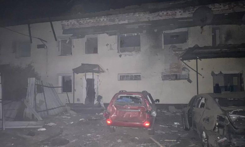 Ворог вдарив чотирма КАБами по центру міста на Чернігівщині: семеро людей поранені (Фото)