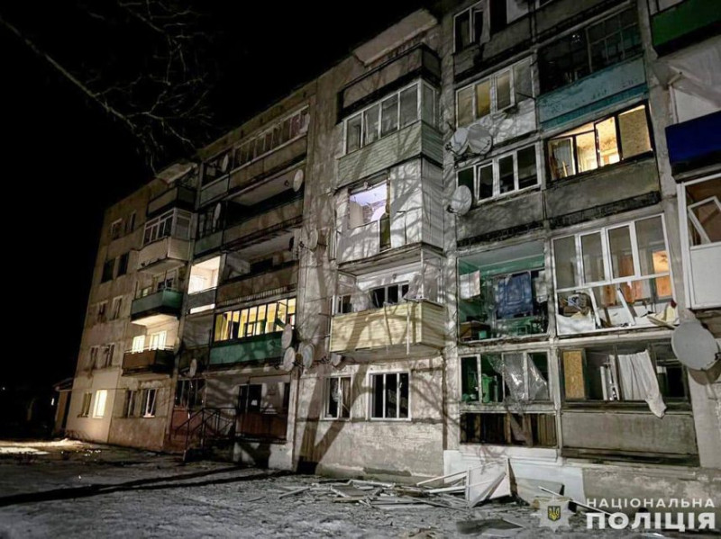 Ворог вдарив чотирма КАБами по центру міста на Чернігівщині: семеро людей поранені (Фото)