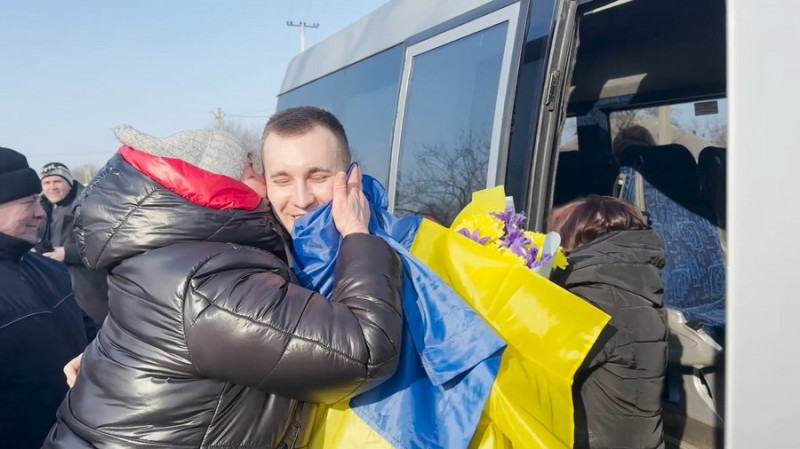 "Я знав, що повернусь": на Чернігівщині зустрічали Олександра Гуділіна, що приїхав до родичів після звільнення з полону