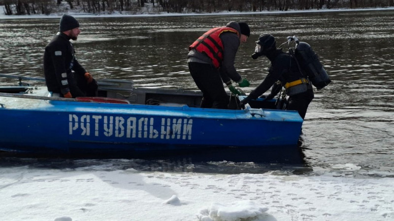 Водолази знайшли тіло чоловіка, який провалився під кригу і потонув у районі пляжу "Золотий берег" у Чернігові