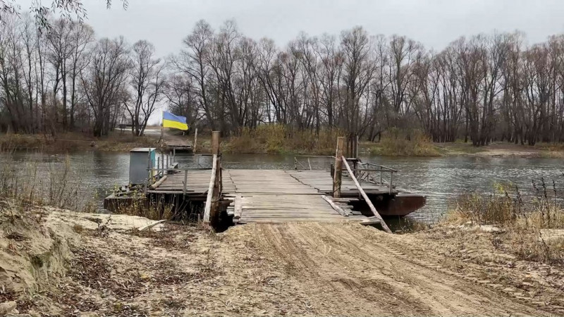 "Люди їздять у Короп, бо до Сосниці далеко об'їжджати": на Чернігівщині через кригу перестав працювати пором