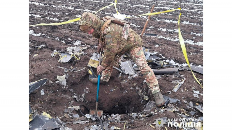 Вибухотехніки поліції знешкодили бойову частину російського БпЛА, яка не здетонувала і увійшла в ґрунт на Чернігівщині