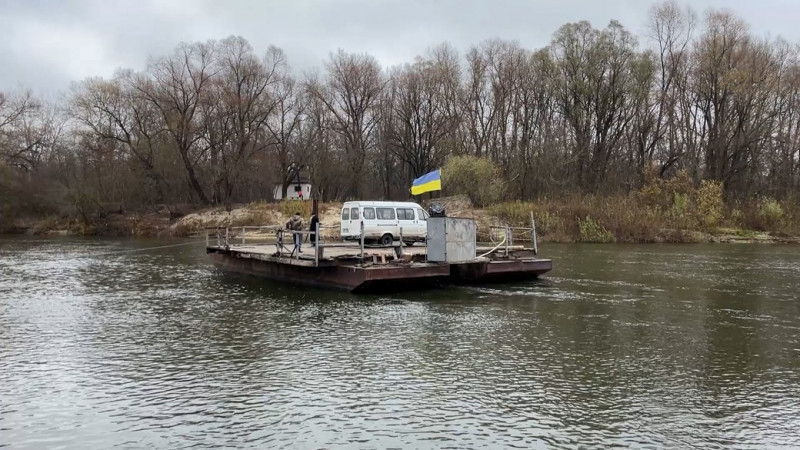 "Люди їздять у Короп, бо до Сосниці далеко об'їжджати": на Чернігівщині через кригу перестав працювати пором