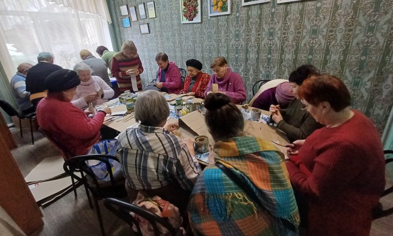«Бабусині шкарпетки»: в Чернігові пенсіонерки плетуть речі для військових