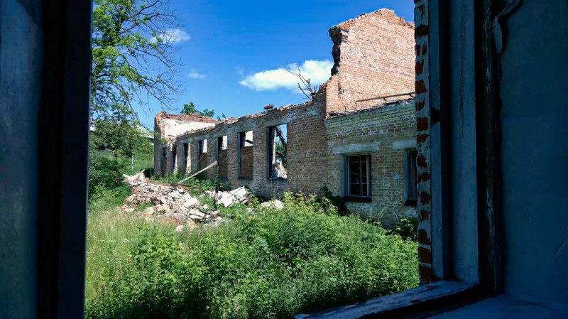 Школу №2 у Новгороді-Сіверському, яка була зруйнована під час ракетного удару, поки не відбудовуватимуть