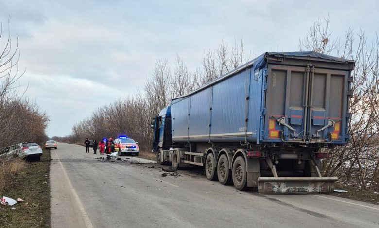 На Чернігівщині легковик зіштовхнувся з вантажівкою: одна людина загинула (Фото)