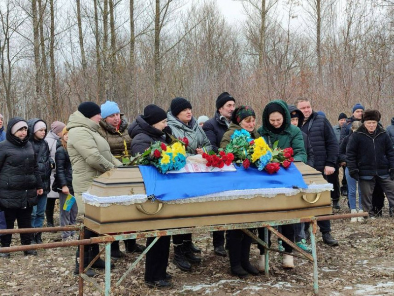 На Чернігівщині попрощалися із молодим воїном, який майже рік вважався зниклим безвісти