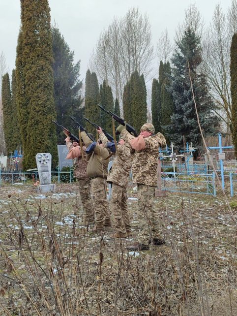 На Чернігівщині попрощалися із молодим воїном, який майже рік вважався зниклим безвісти