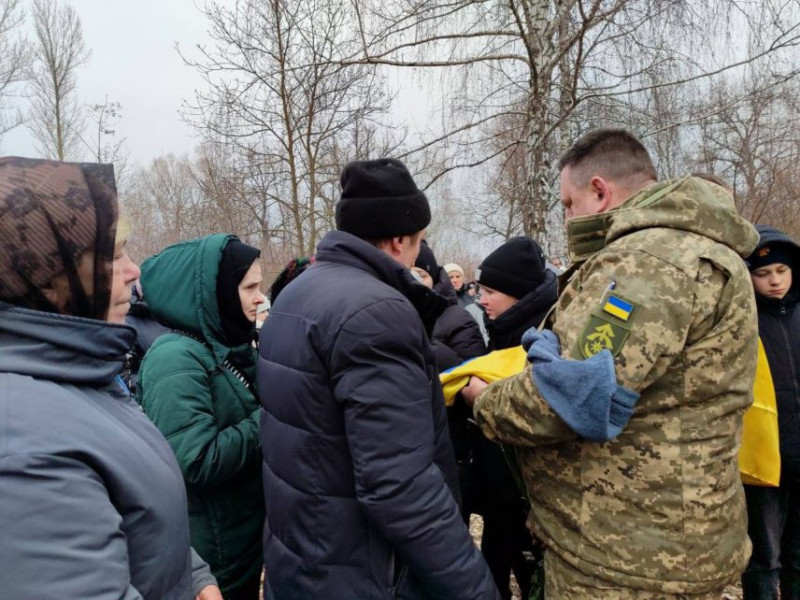 На Чернігівщині попрощалися із молодим воїном, який майже рік вважався зниклим безвісти