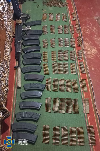 На Чернігівщині викрили контрактника, який намагався продати «трофейну» зброю (Фото)