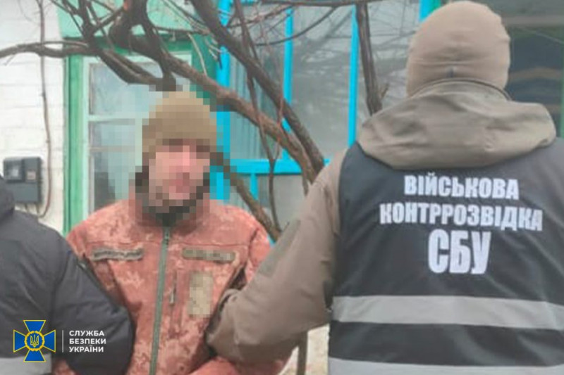 На Чернігівщині викрили контрактника, який намагався продати «трофейну» зброю (Фото)