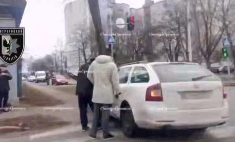 У Чернігові автівка в’їхала у дорожній знак