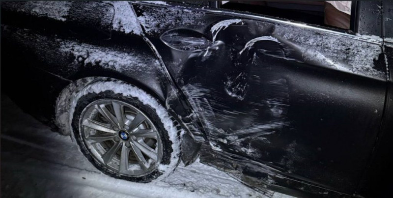 У Чернігові п’яний водій BMW зніс бетонний стовп (Фото)