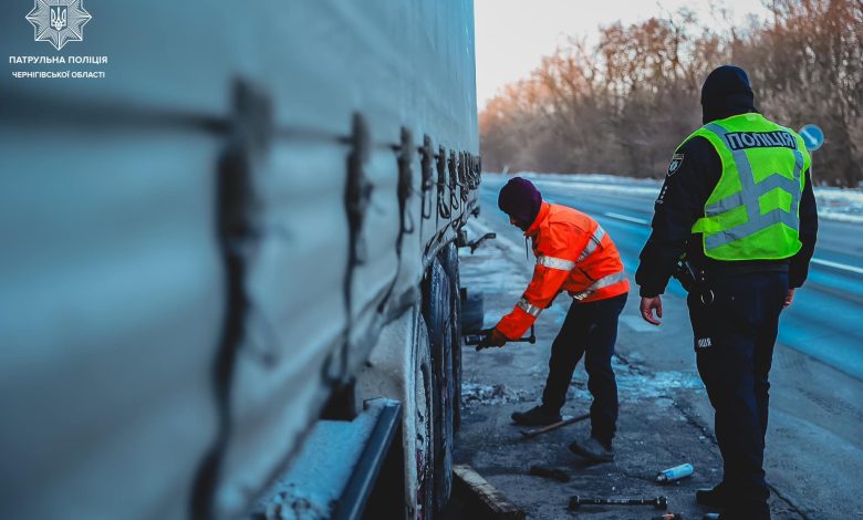 Ворог атакував Чернігівщину: уламками збитої ракети пошкоджена київська траса (Фото)