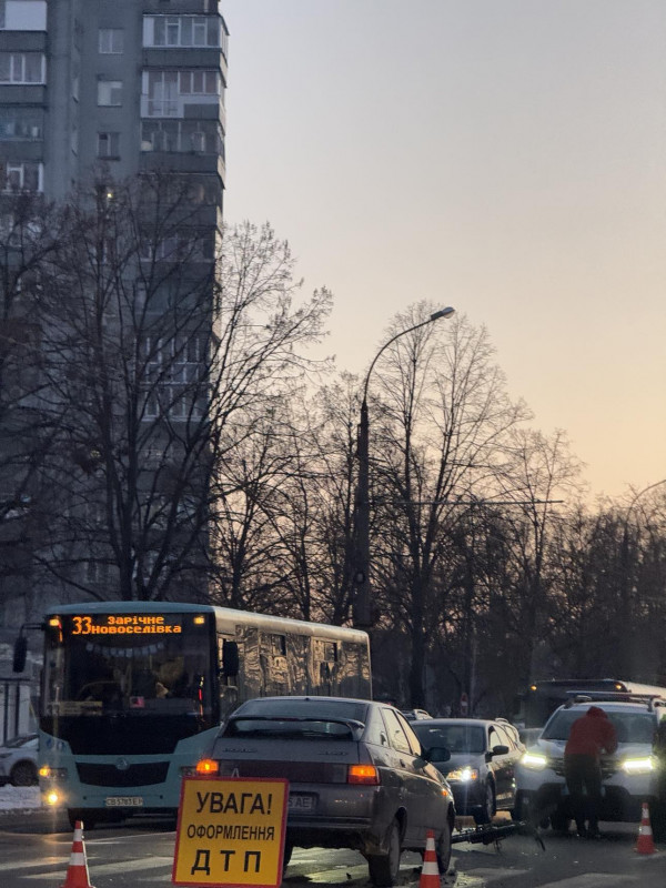 Збили велосипедиста – в Чернігові трапилася ДПТ (Фото)