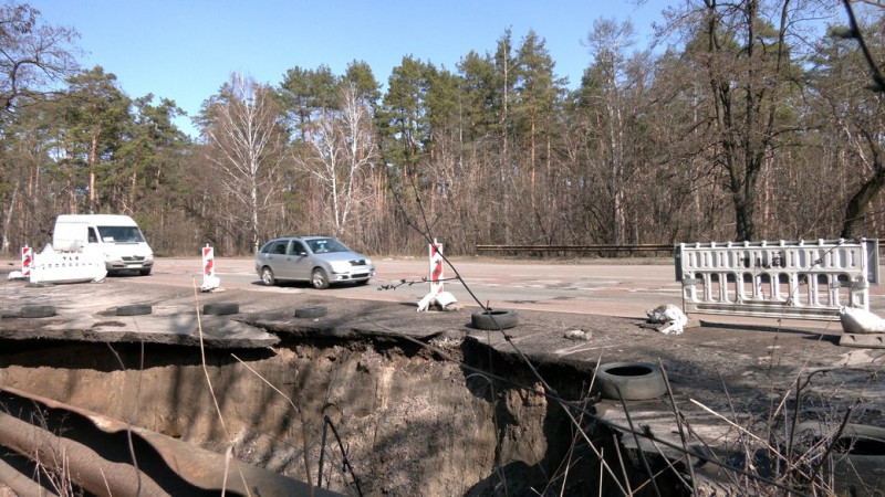 Провалля на об'їзній дорозі у Чернігові: стало відомо, коли планують завершити ремонт та відкриють рух транспорту