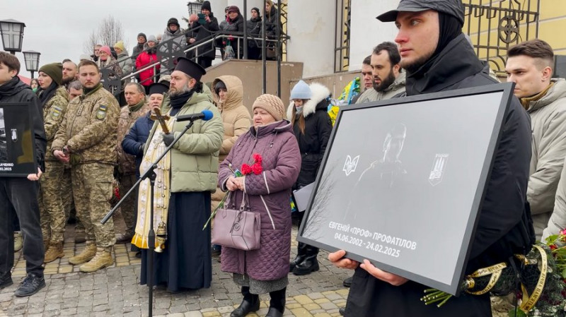 "Пацани, дуже вас не вистачатиме": у Прилуках поховали "Вовків да Вінчі" Євгенія Профатілова та Дениса Ткаченка