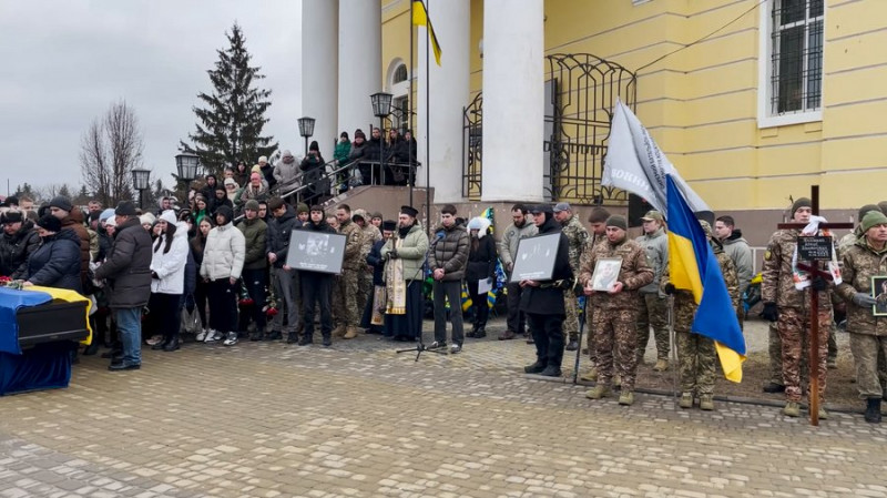 "Пацани, дуже вас не вистачатиме": у Прилуках поховали "Вовків да Вінчі" Євгенія Профатілова та Дениса Ткаченка