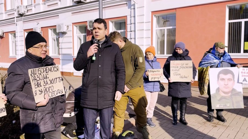 "Не мовчи! Полон вбиває": у Прилуках вперше відбулася акція на підтримку полонених та зниклих безвісти