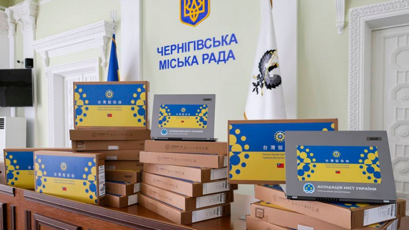 Чернігівські волонтери передали військовим 100 дронів та автівку, на які гроші зібрали завдяки донатам