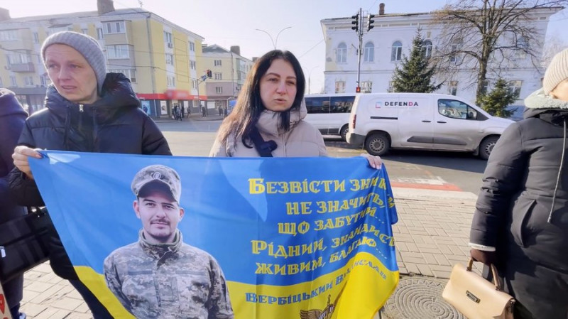 "Не мовчи! Полон вбиває": у Прилуках вперше відбулася акція на підтримку полонених та зниклих безвісти