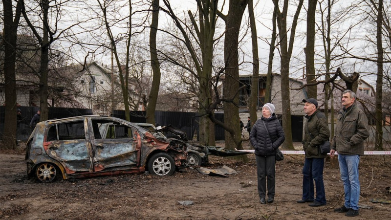 "Ніч була страшна": ліквідація наслідків влучання російського дрона у десятиповерхівку у Чернігові