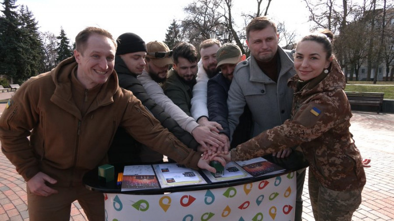 У День українського добровольця у Чернігові погасили нову марку "Місто Героїв. Маріуполь"