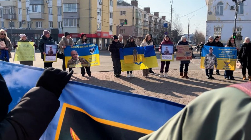 "Не мовчи! Полон вбиває": у Прилуках вперше відбулася акція на підтримку полонених та зниклих безвісти