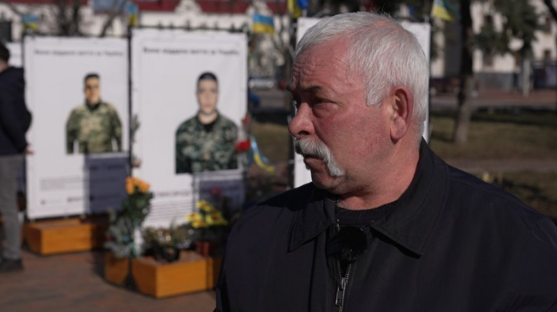 У Чернігові пропонують збільшити кількість стендів з фотографіями загиблих воїнів на "Алеї героїв"