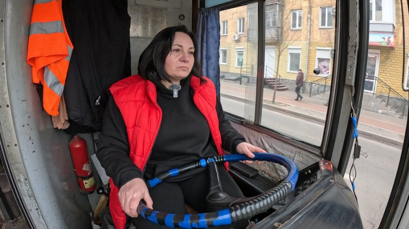 Швачка за фахом, водійка за покликанням: як чернігівка опановує нову професію