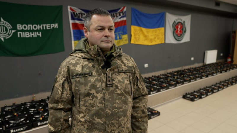 Чернігівські волонтери передали військовим 100 дронів та автівку, на які гроші зібрали завдяки донатам