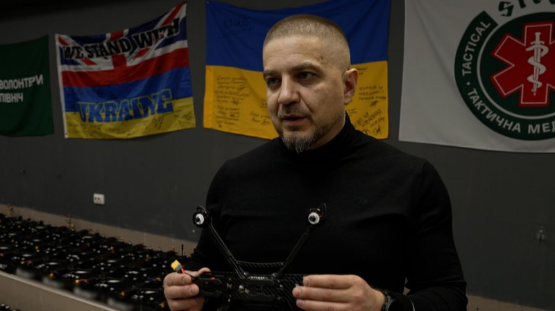 Чернігівські волонтери передали військовим 100 дронів та автівку, на які гроші зібрали завдяки донатам