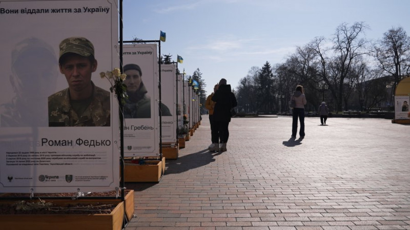 У Чернігові пропонують збільшити кількість стендів з фотографіями загиблих воїнів на "Алеї героїв"