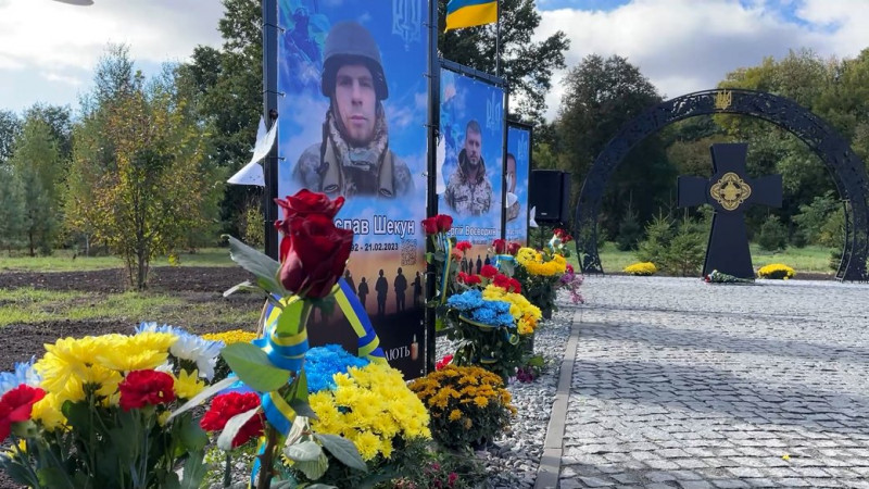 У Чернігові пропонують збільшити кількість стендів з фотографіями загиблих воїнів на "Алеї героїв"