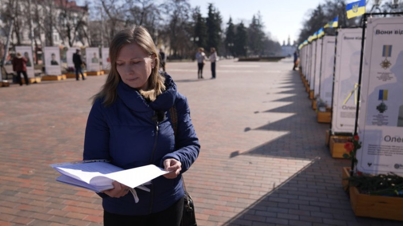 У Чернігові пропонують збільшити кількість стендів з фотографіями загиблих воїнів на "Алеї героїв"